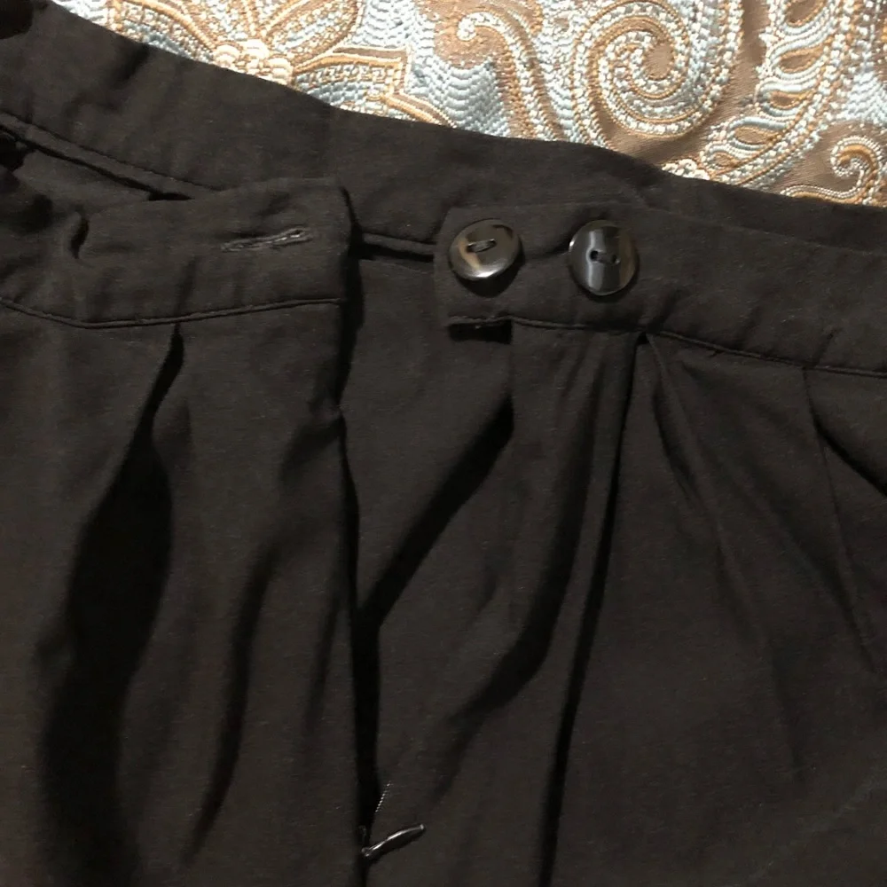 Pleated black skirt with pockets